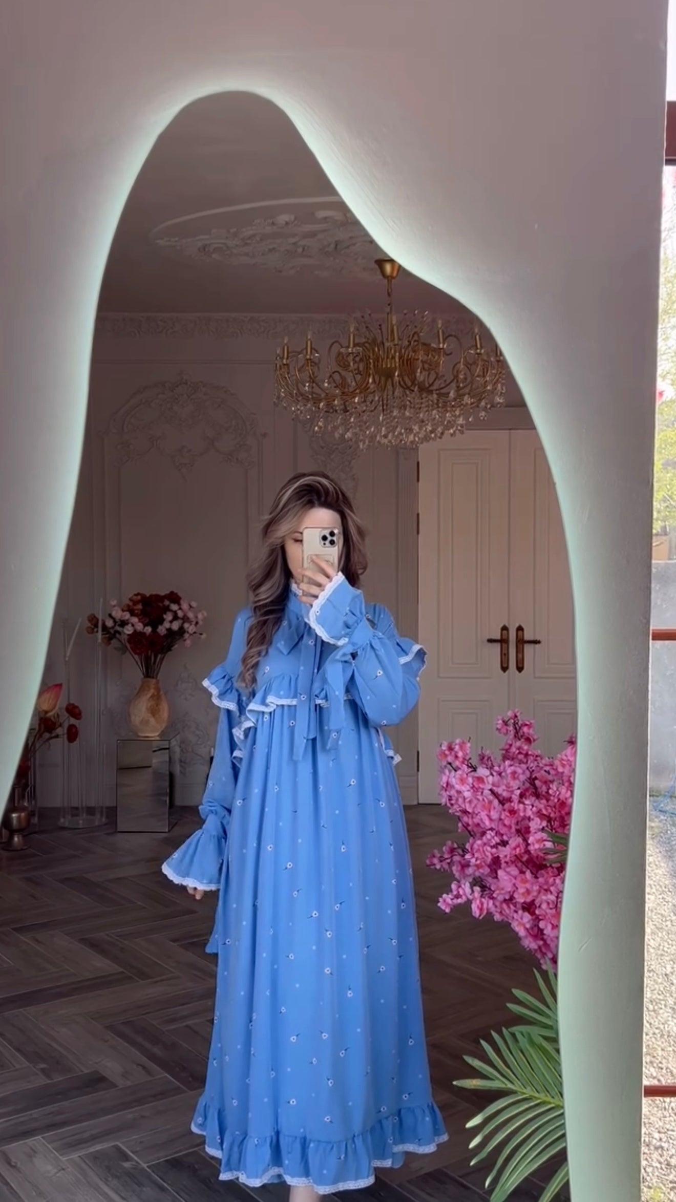 Blaues Maxikleid mit Rüschenbesatz