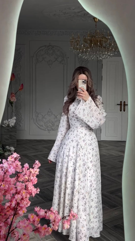 Weißes Maxikleid mit zartem Blütenmuster