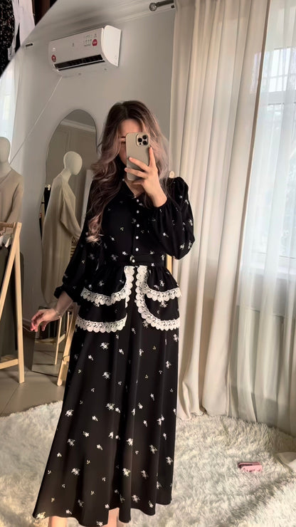 Schwarzes Kleid mit Häkelspitze und Blumenprint