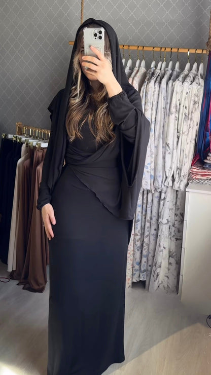 Schwarzes Maxi Set mit Kapuze und Drapierung