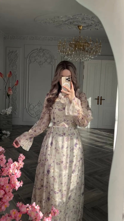 Maxikleid mit fliederfarbenem Blütenmuster