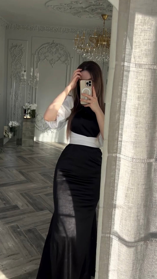Zweifarbiges Maxikleid mit weißen Puffärmeln