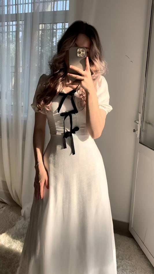 Weißes Kleid mit schwarzen Schleifen