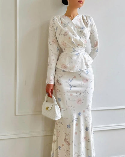 Langes Kleid mit Bindegürtel
