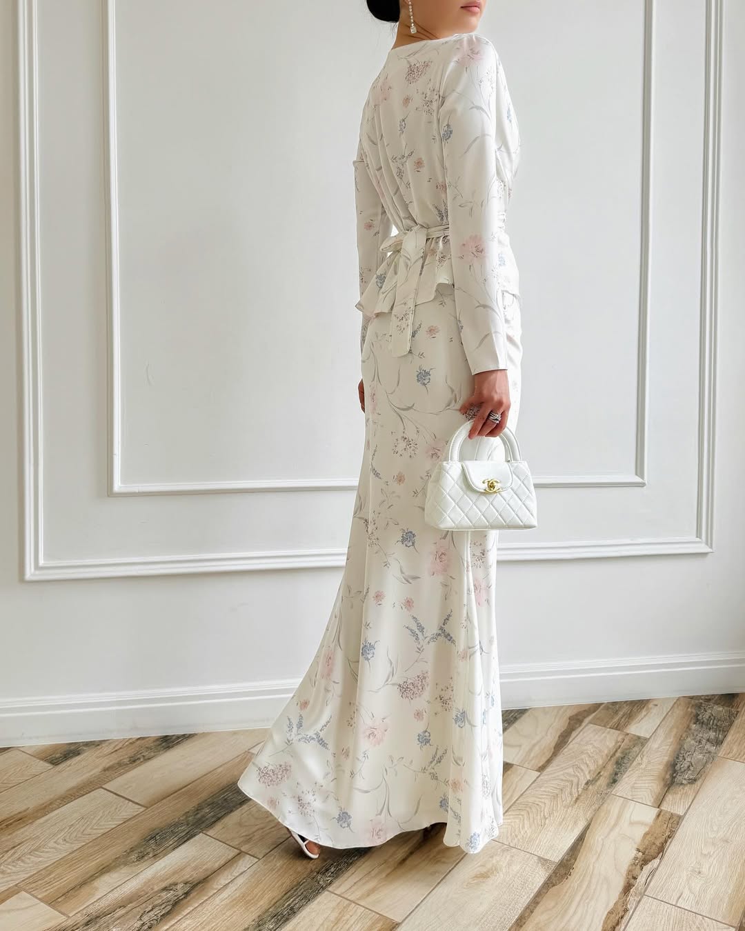 Langes Kleid mit Bindegürtel